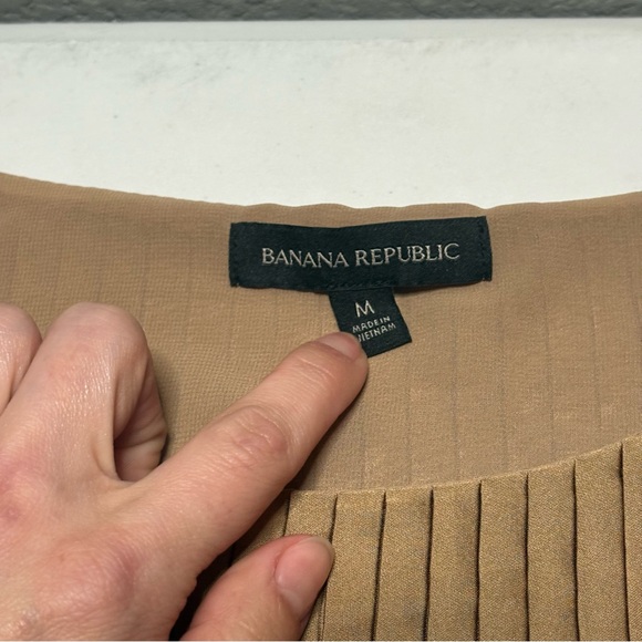 Banana Republic Tan Pleated Sleeveless Blouse - Picture 3 of 9
